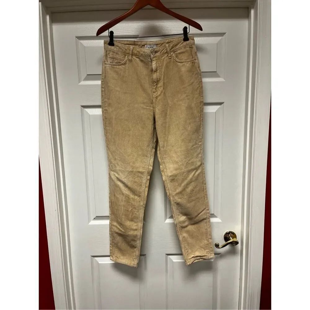Urban Outfitters BDG Beige Wide Whale High Rise Mom Corduroys sz 29 EUC